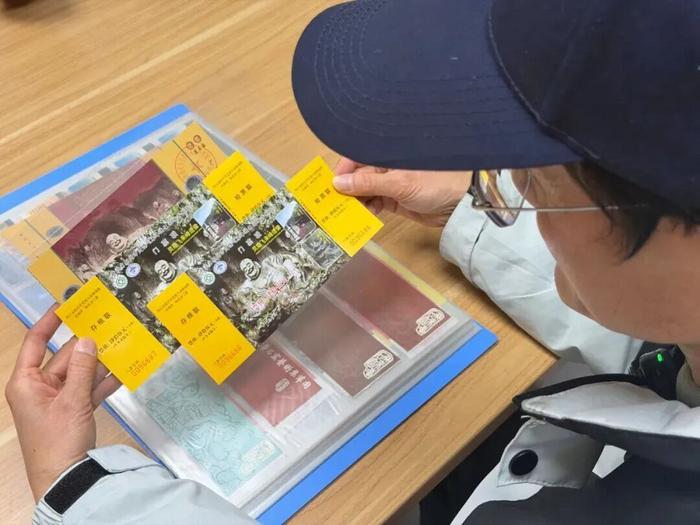 张逸闻向记者展示收藏的景点门票(图片由杭州西湖景区资讯提供)