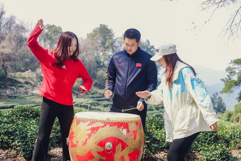 教师为学生击鼓加油 配图2