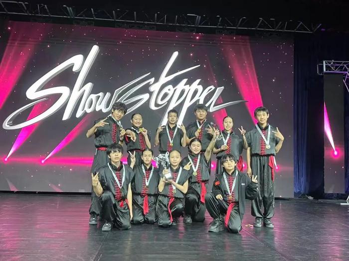 苏鑫同学在全美舞蹈大赛(右一) 配图2