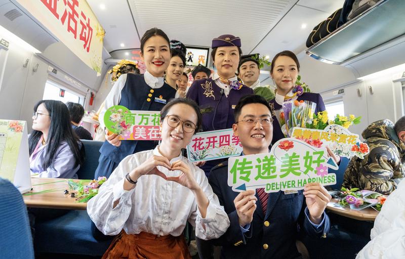 图为“花神”和列车工作人员在G7581次列车上合影。 韩俊理 摄