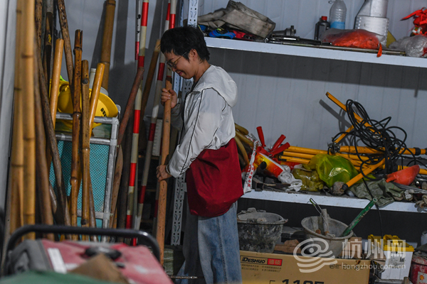 因为每次去西湖名人墓地纪念碑铺路都会路过附近一施工工地,郭为民和冯慧川时不时会“厚着脸皮”找工人借工具 配图9