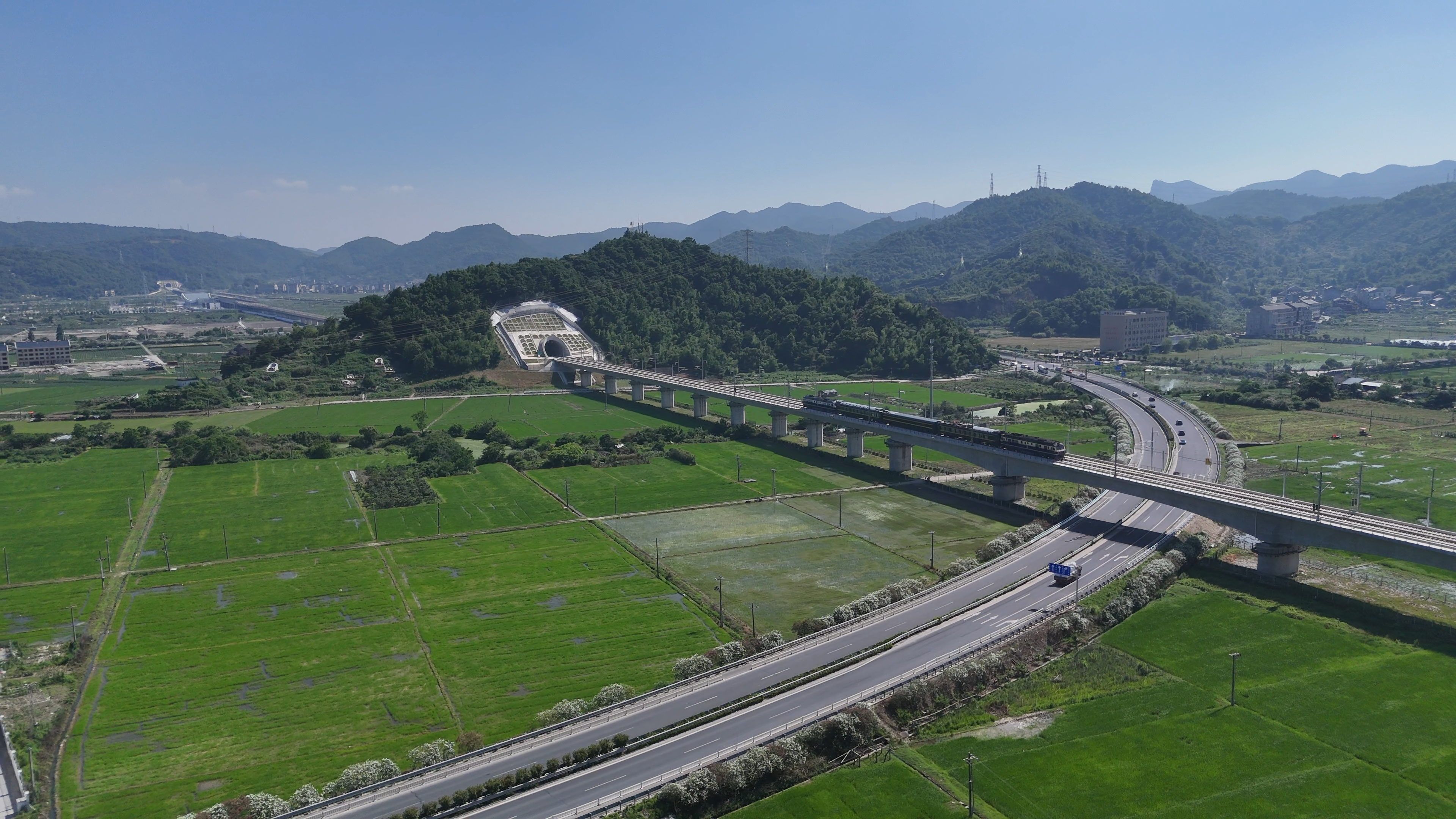 6月1日,试验列车驶过跨疏港公路特大桥。 迟文强 摄