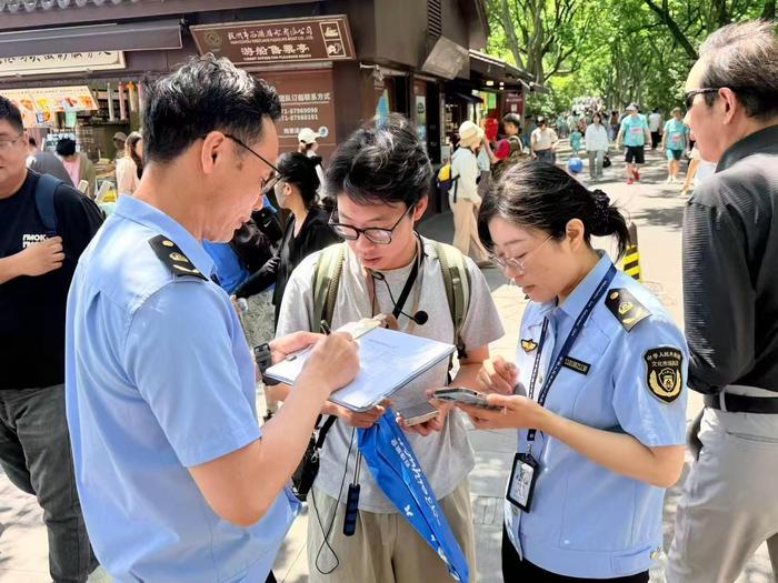 工作人员运用 “一码安心游” 数字化手段 常态化督导旅行社合规经营