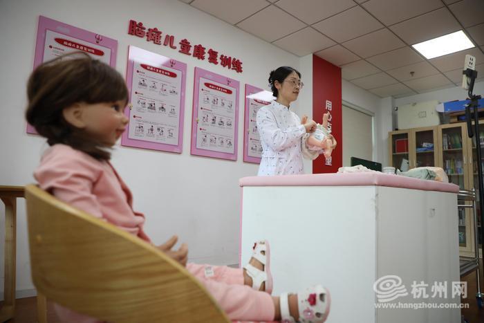 忙完孩子们的日常,陈敏会抽出时间来到工作室,录制孤残儿童护理员培训课程 配图12
