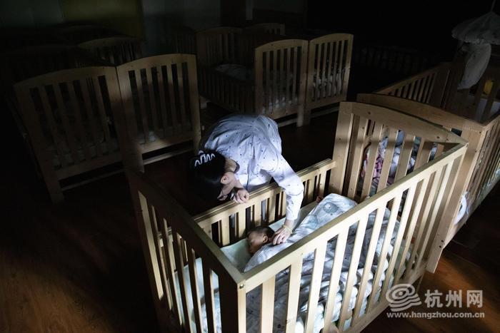 午睡时间,孩子们都睡着了。陈敏放心不下,又悄悄走进房间,挨个查看被子有没有盖好 配图9