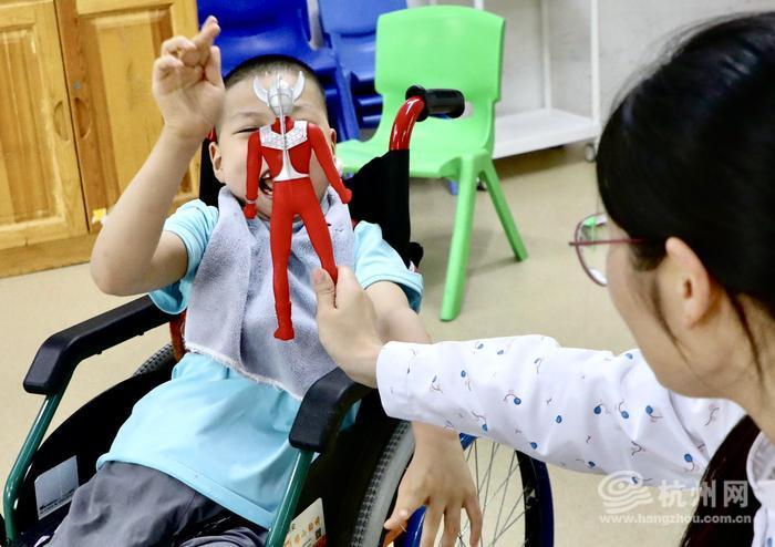 陪伴不同的孩子,陈敏会带上不同的玩具,每个孩子心里的“最爱”,她都一清二楚 配图2