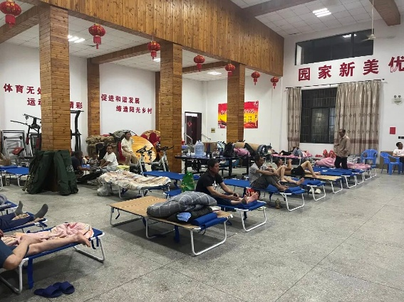 文昌镇积极抓实防汛防台前置筹备工作,各村包村组联合村两委全面铺开防御各项工作。逐一传达台风预警并做好避险提醒,对危房住户及时劝导转移避险。 配图2