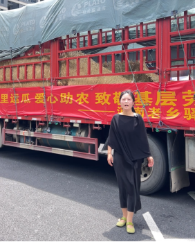 现场帮河南老乡卖西瓜的刘静雯