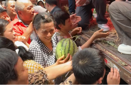 群众拿到免费的西瓜
