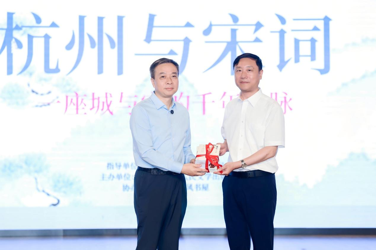 康震教授向杭州图书馆捐赠图书 配图1