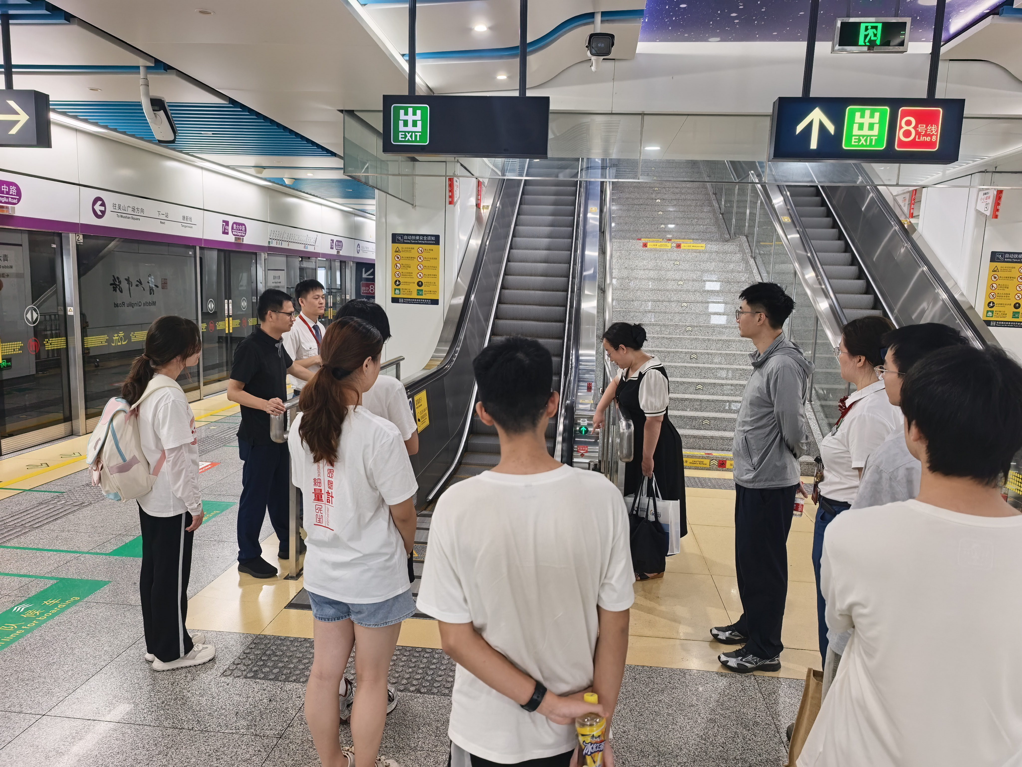 地铁站扶梯