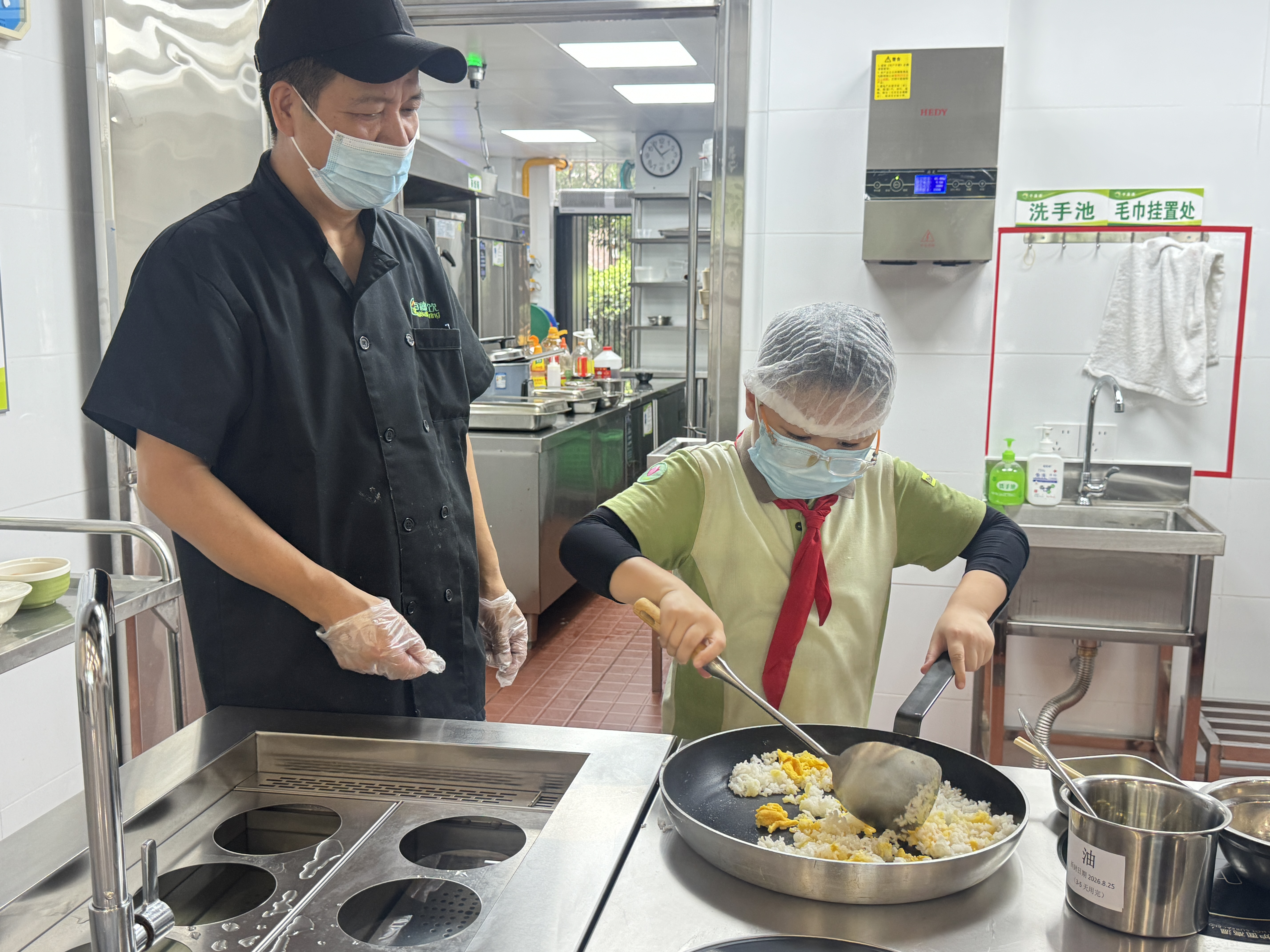 小朋友在厨师指导下体验烹饪