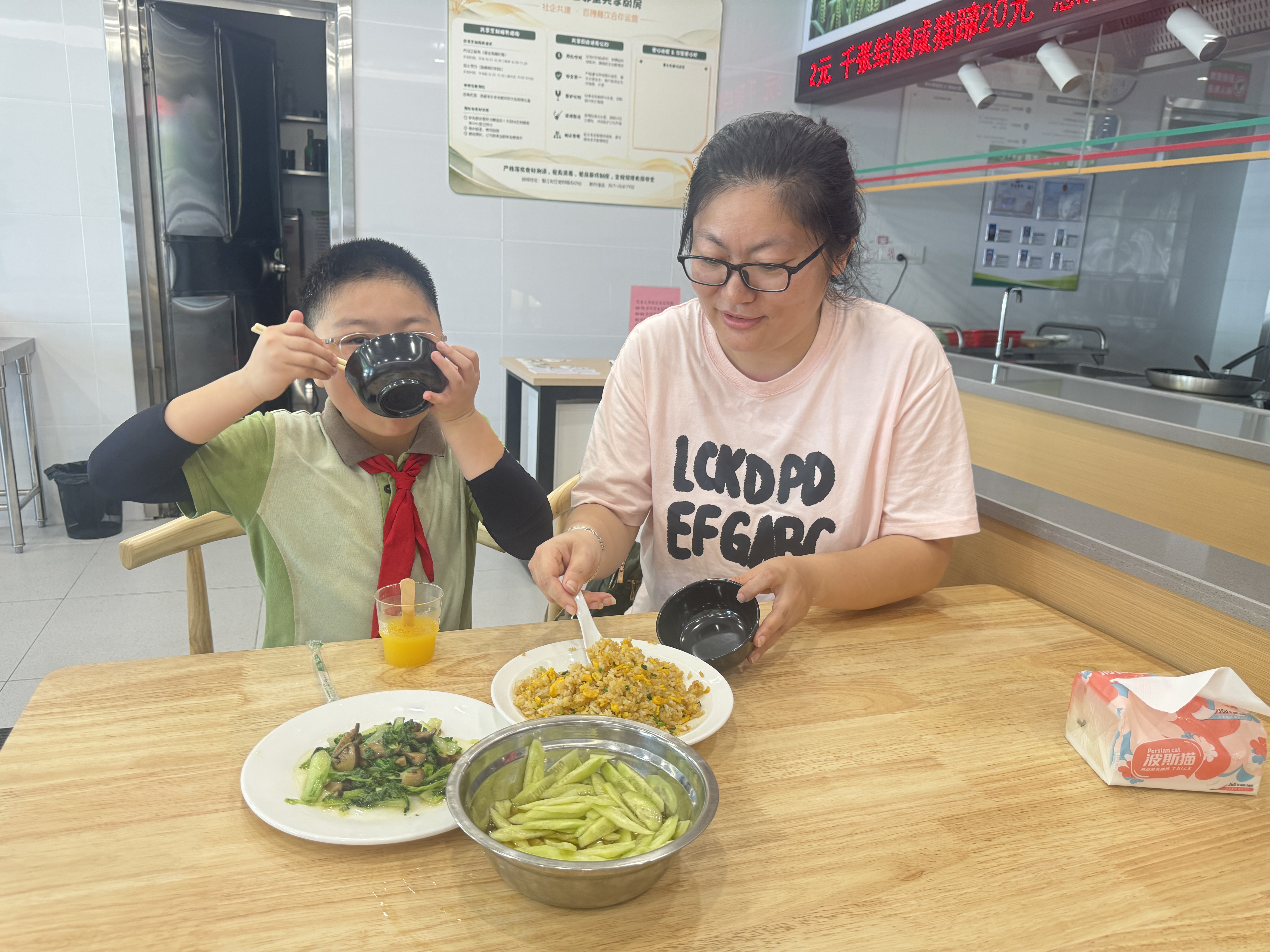 一盘亲手烹制的蛋炒饭,让共享厨房多了亲子互动的温度