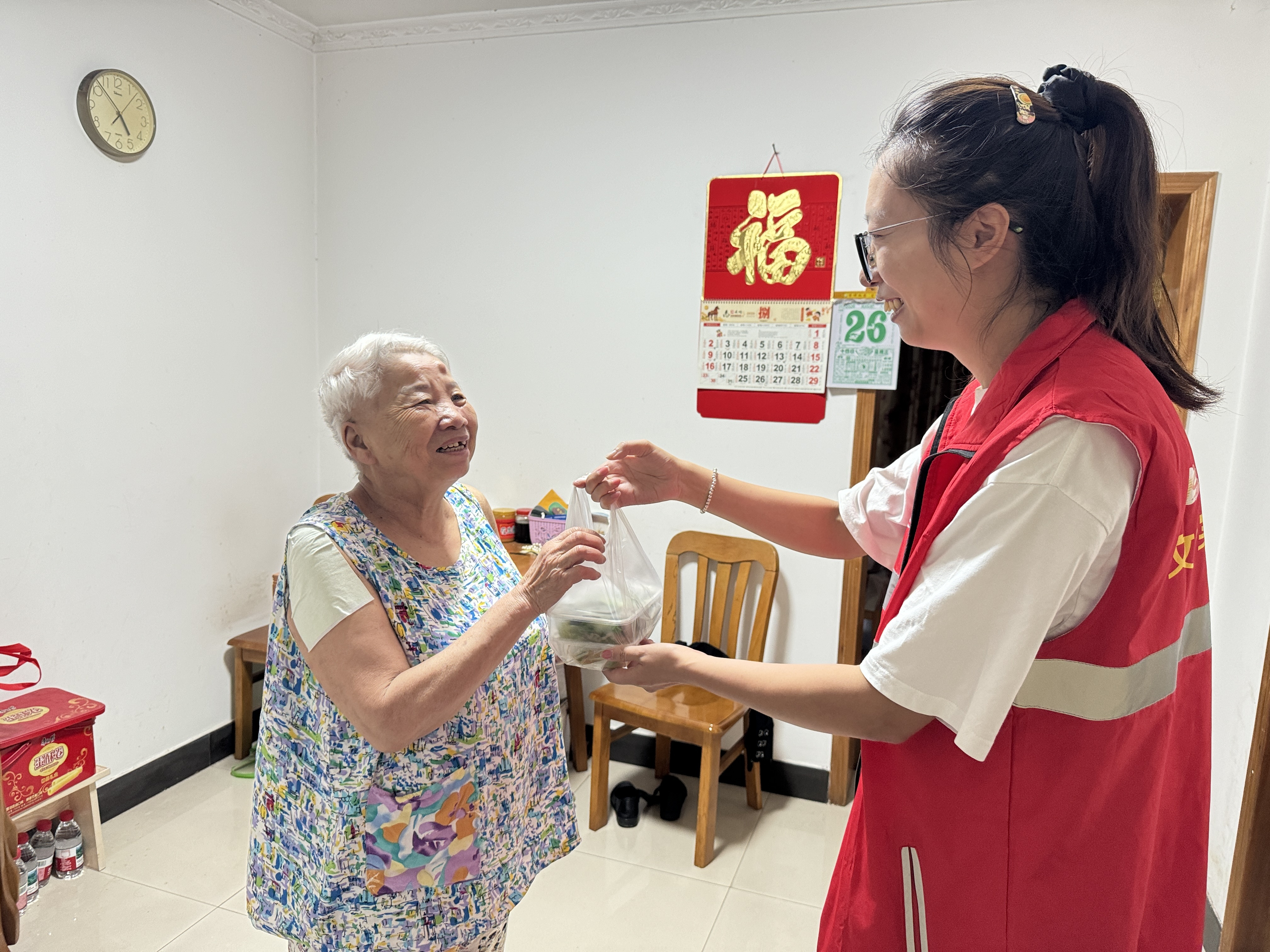 志愿者把暖心餐送到老人家中
