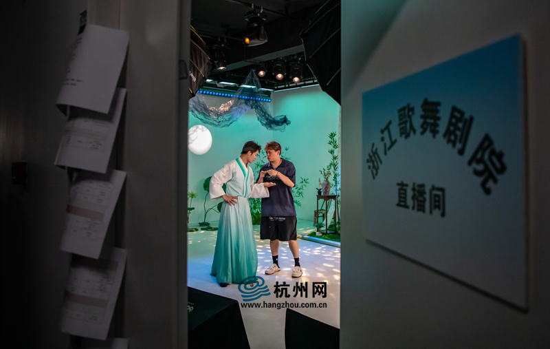 舞蹈团播指导韩伟(右)和舞者直播前的交流