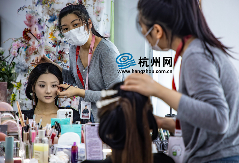 舞者化妆调整