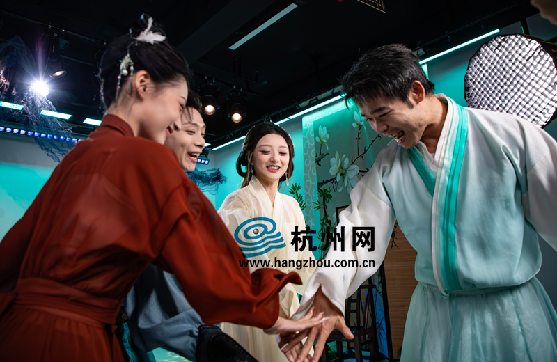 舞者们为自己加油鼓劲
