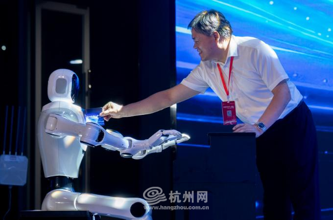 北京航空航天大学教授、杭州机器人学校校长陈殿生为毕业生揭牌赋码,正式授予毕业身份。