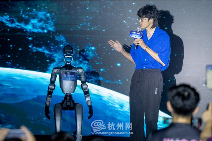 主持人与导览机器人毕业生现场互动。