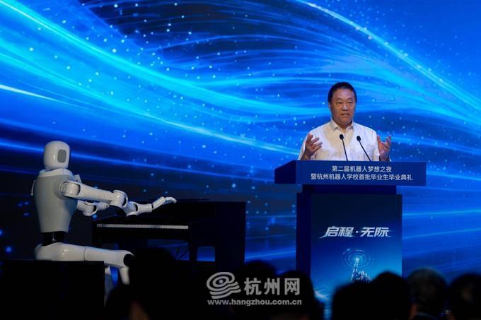 9月17日晚,杭州机器人学校首届毕业典礼上,浙江大学机器人研究院院长朱世强做演讲,毕业生之一的钢琴机器人做伴奏。