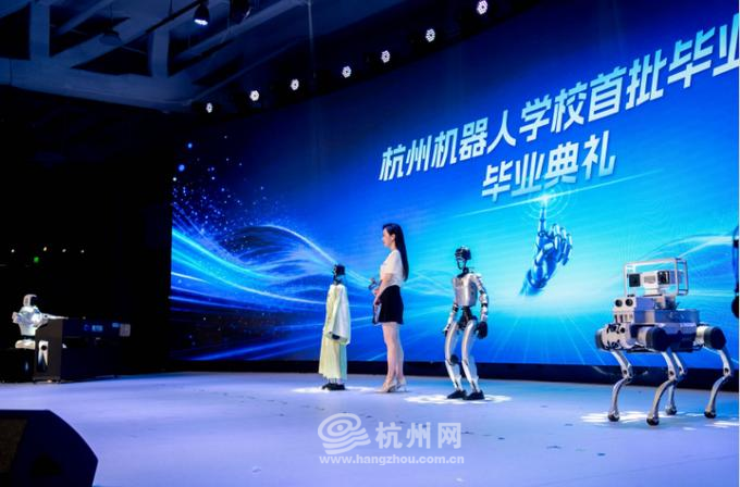 9月17日,位于杭州机器人学校首届毕业生毕业典礼上,经过两个多月的系统化学习与实战训练,杭州机器人学校首批4名机器人学生完成全流程培育认证,正式毕业前往各工作场所。