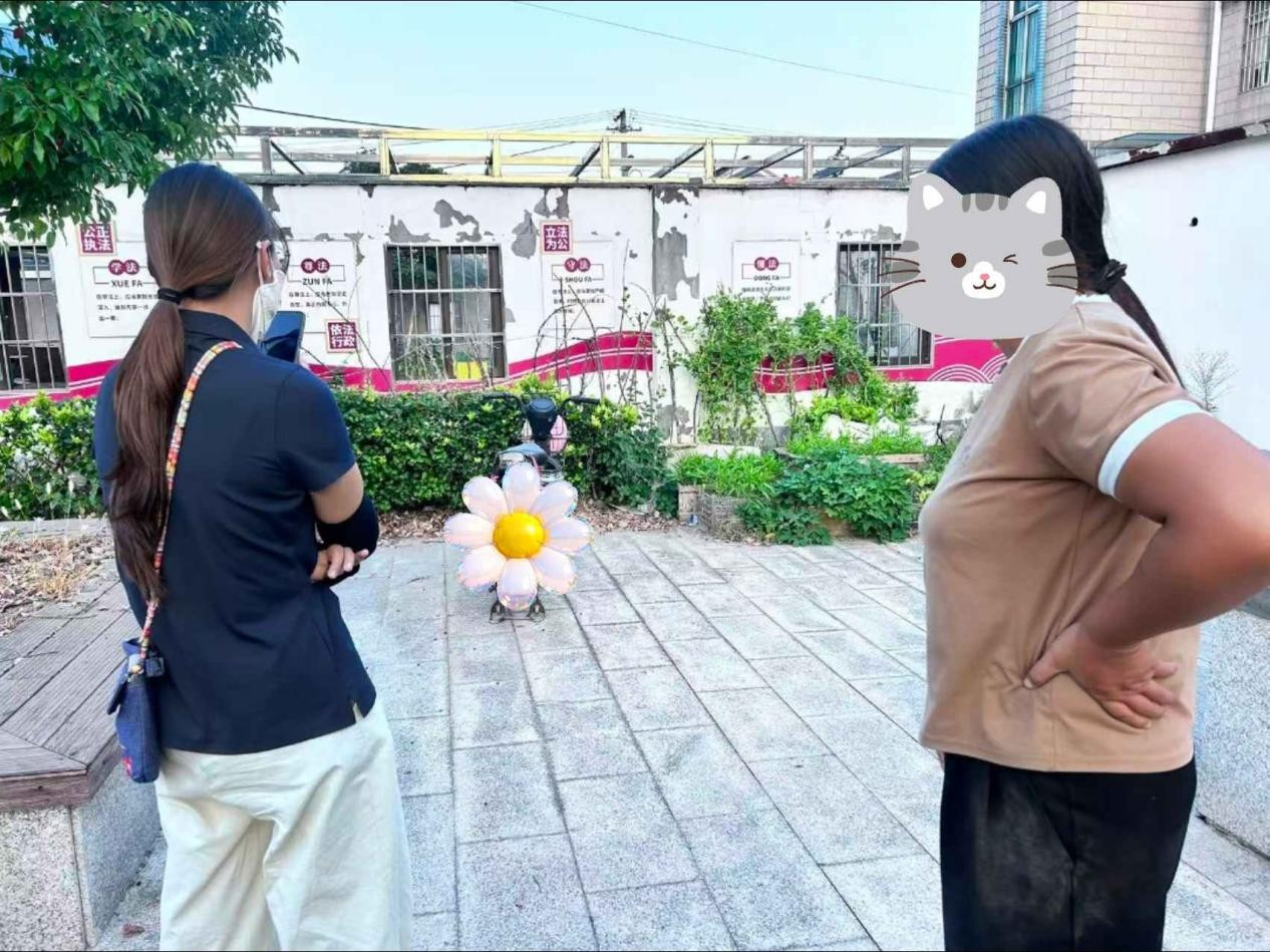 网格员在前峰村开展日常走访,主动了解群众诉求。 配图2