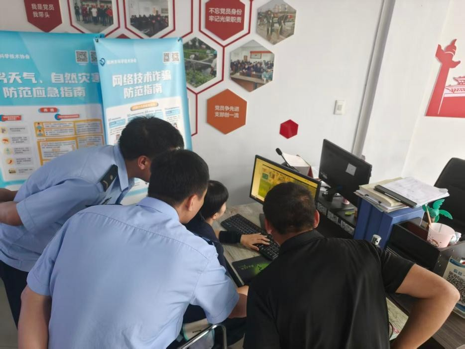 网格员、综治队员与公安民警共同查看监控,梳理车辆去向。 配图1