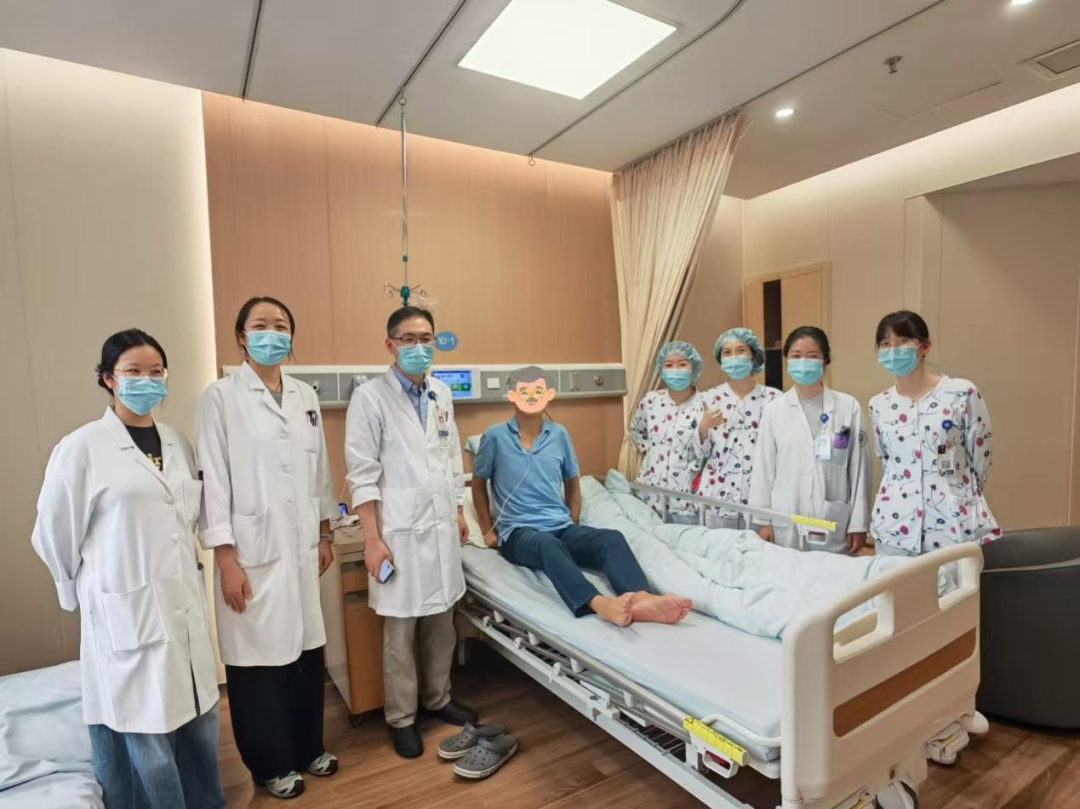 患者与团队成员合影