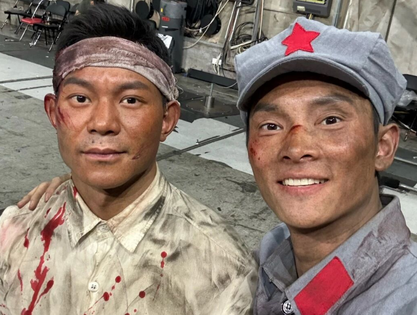 刘坤(右)