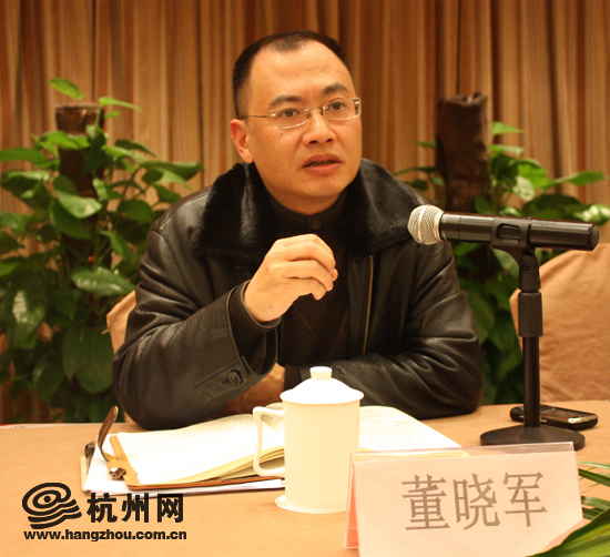 杭州市公安局网络警察分局副局长董晓军正在与网络企业代表交流.