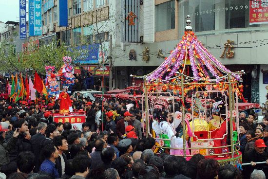 浙江温岭真老虎上街参加民俗踩街活动