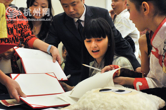 很多小漫迷直接将获奖证书递到夏达面前求签名.