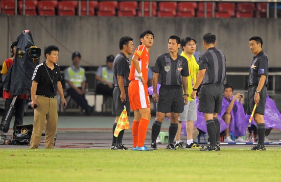 图文-[中超]杭州1-2青岛闪电击中摄像机中断比赛