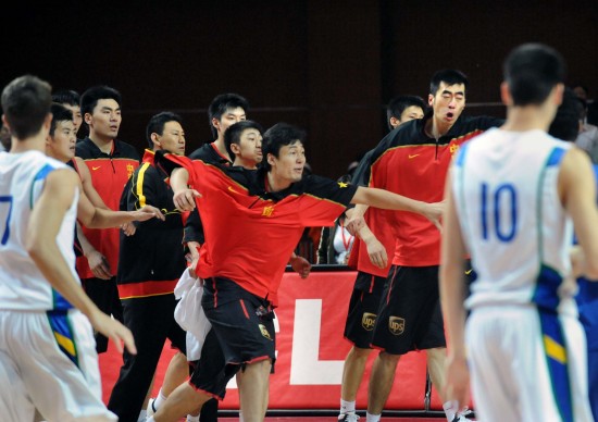 图文-中巴对抗赛上演斗殴闹剧大家都怒了