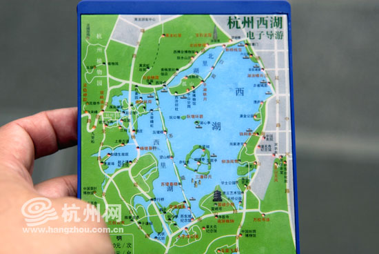 游客可以把西湖通自动导游机当一张杭州旅游地图挂在胸前