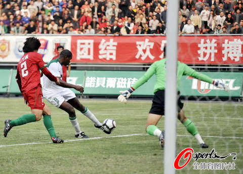 图文-[中超]杭州绿城VS河南建业拉米雷斯起脚射门