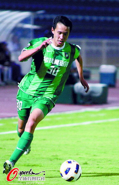 图文：[亚冠]艾因1-0杭州 曾越带球