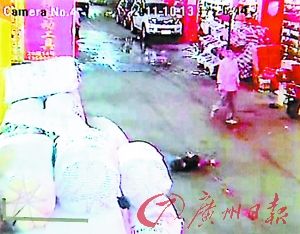 视频中的几个路人，很明显都在看着躺在地上的小悦悦，但无人施以援手。（视频截图） 