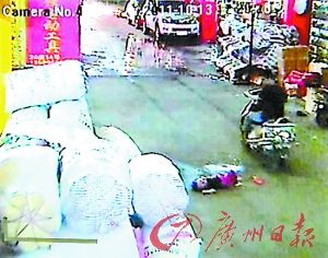 视频中的几个路人但无人施以援手。（视频截图） 