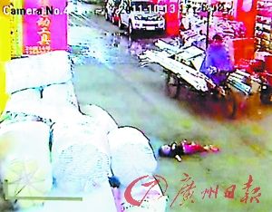 几个路人，很明显都在看着躺在地上的小悦悦，但无人施以援手。（视频截图）