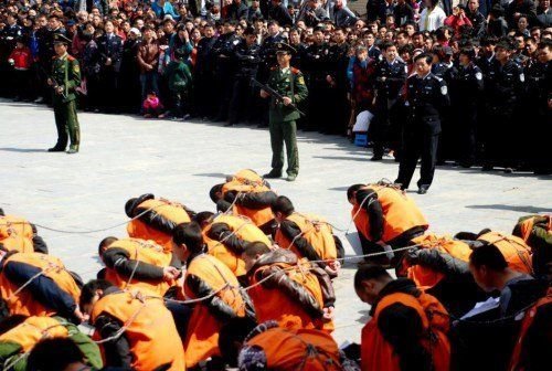 河南警方将嫌犯成串捆绑示众引千人围观(图)