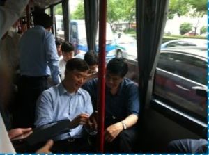 发改委副主任张小强(右一)和中国移动总裁李跃(右二)体验杭州B1公交车4G网络(图片来自：@璁哥有约)