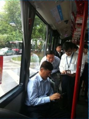 中国移动总裁李跃体验杭州B1公交4G网络(图片来自：@璁哥有约)
