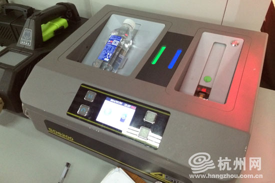 杭州地铁加强安检工作瓶装物一律复检