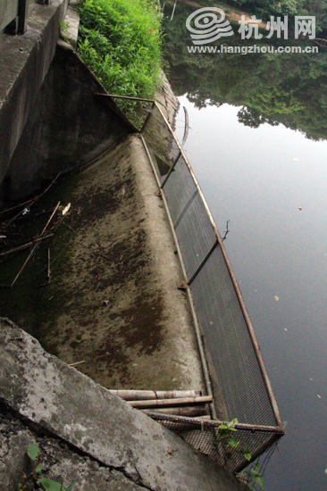 水库建设时，东北角设有一个溢洪道