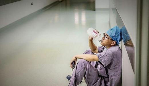 125小时手术后杭州一医生累倒在地