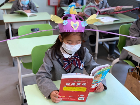 萌翻开学第一天这所学校的小朋友都戴上了一米帽