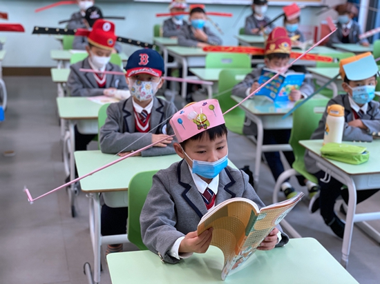 萌翻开学第一天这所学校的小朋友都戴上了一米帽