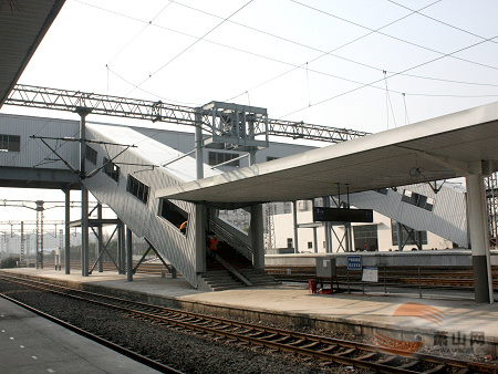 东站9对列车迁入首日，火车站没想象中闹猛