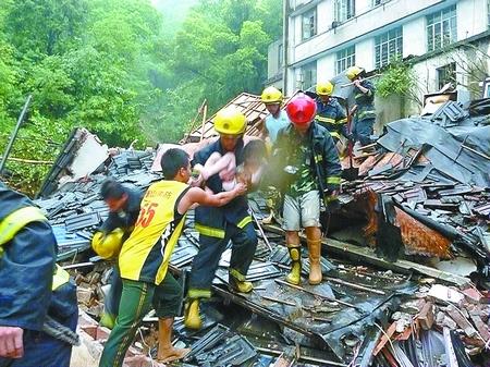 暴雨导致一楼房倒塌